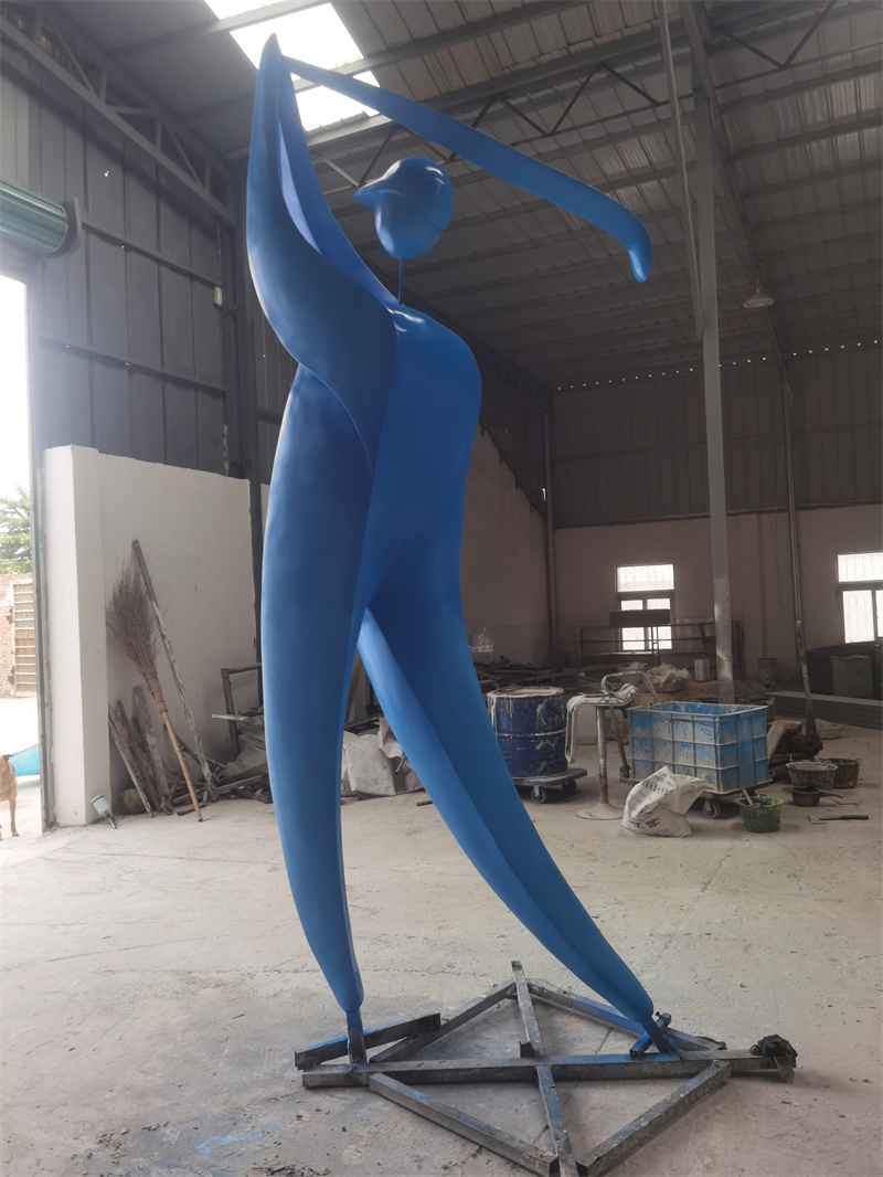 不銹鋼雕塑和其他材質(zhì)的對(duì)比